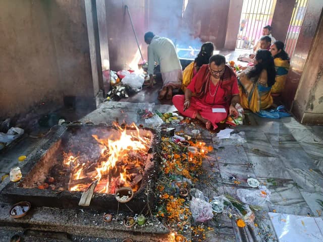 Hindu temple and puja ritual 3