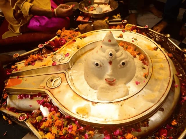 Hindu temple and puja ritual 4